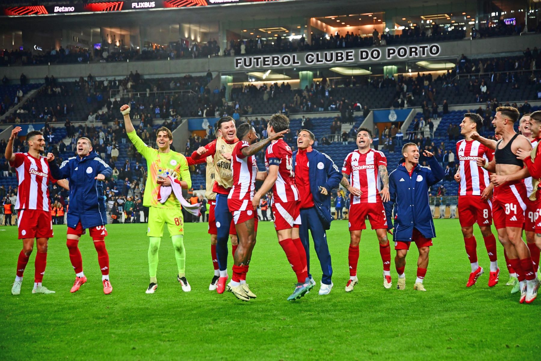 Η μαγική εξέδρα του Ολυμπιακού στο Ντραγκάο (pics)