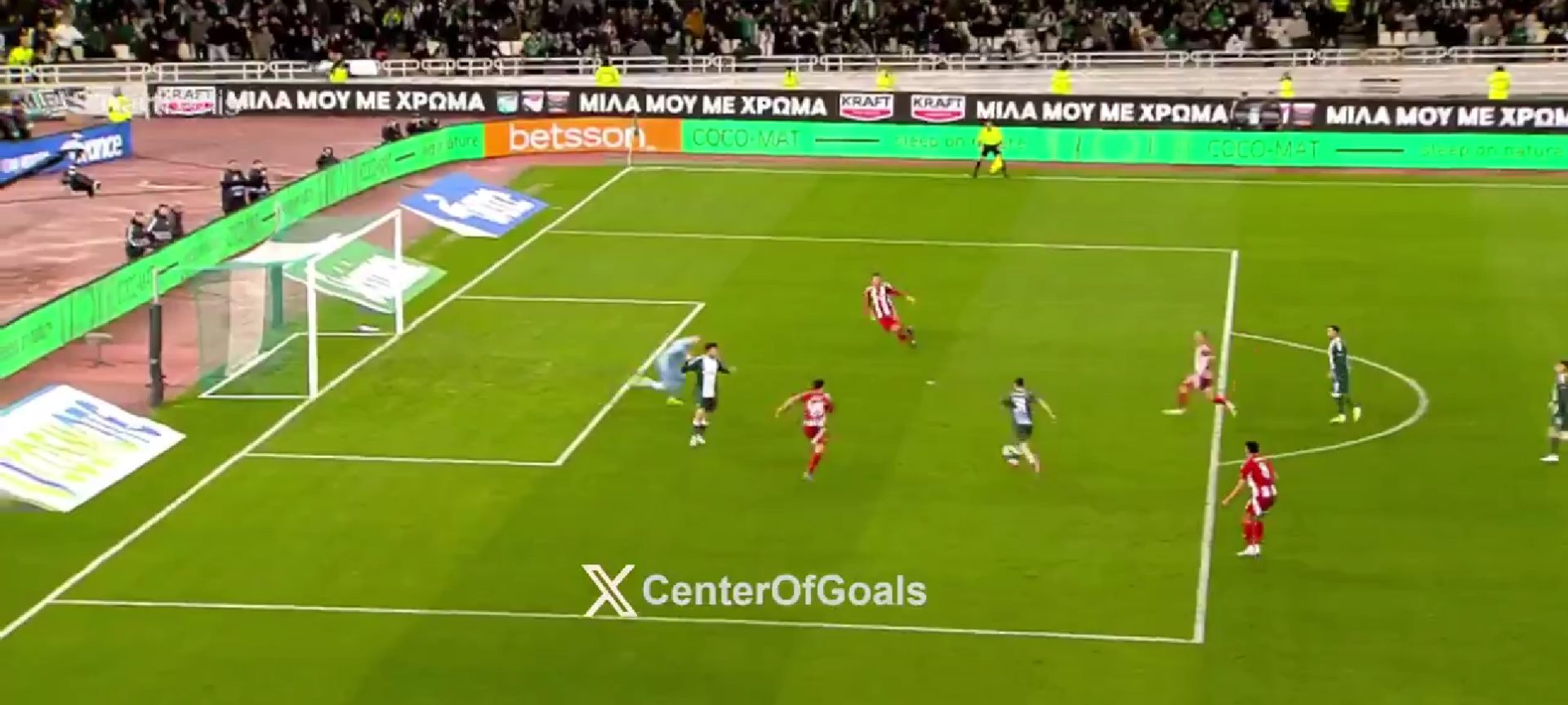 Άμυνα για γέλια από τον Ολυμπιακό: Οι παίκτες του έδωσαν έτοιμο γκολ στον Τζούρισιτς! (vid)