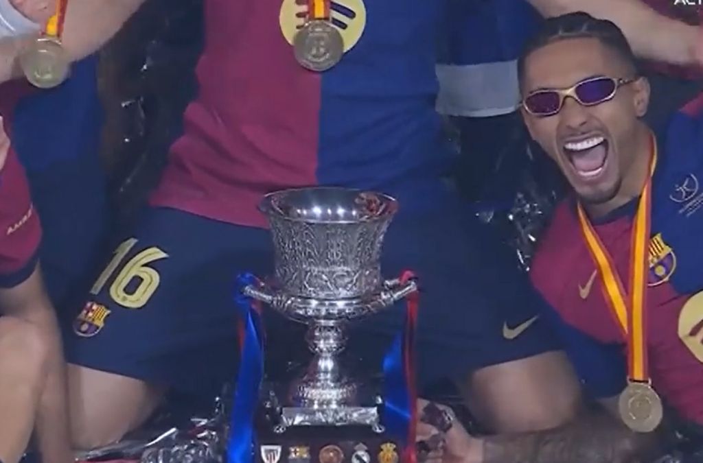 Μπαρτσελόνα: Γιαμάλ και Ραφίνια με… καγκουρογυαλιά στην απονομή της κούπας (vid)