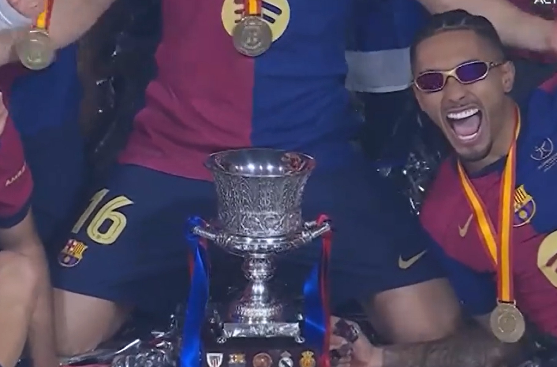 Μπαρτσελόνα: Γιαμάλ και Ραφίνια με… καγκουρογυαλιά στην απονομή της κούπας (vid)