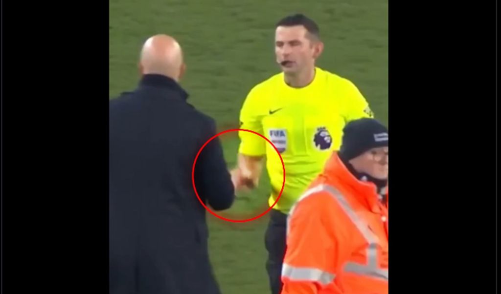 Οι τηλεοπτικές κάμερες έβγαλαν στη… σέντρα στον Σλοτ: Γι’ αυτό πήρε κόκκινη κάρτα! (vid)