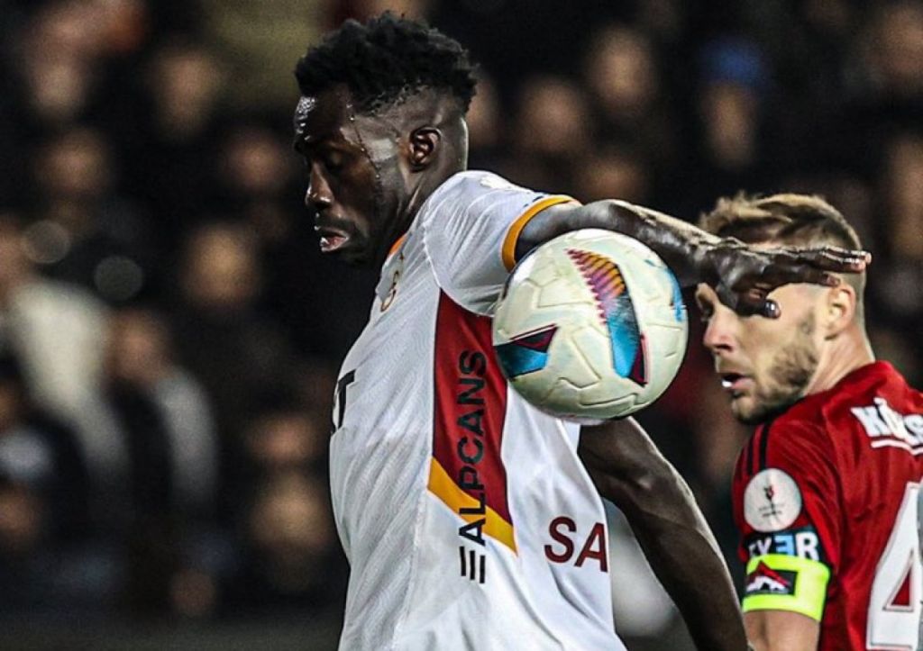 Η φάση με το χέρι παίκτη της Γαλατασαράι που… «αρρώστησε» τον Μουρίνιο (vid)