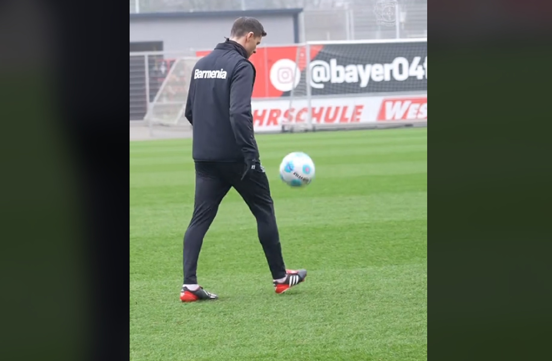 O 43χρονος Τσάμπι Αλόνσο… μιλά στη μπάλα και αυτή υπακούει (vid)