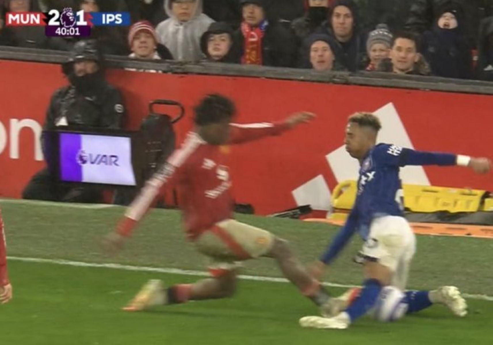 O Nτοργκού παραλίγο να κόψει στη μέση το πόδι του Χάτσινσον (vid)