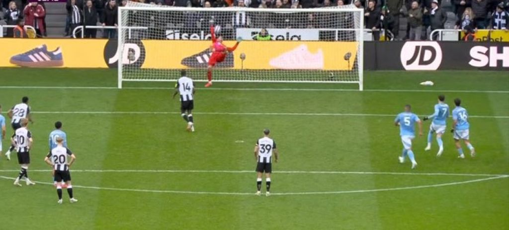 Ο Ισάκ εκτέλεσε το πιο περίεργο πέναλτι – Κανείς δεν κατάλαβε τι έκανε (vid)