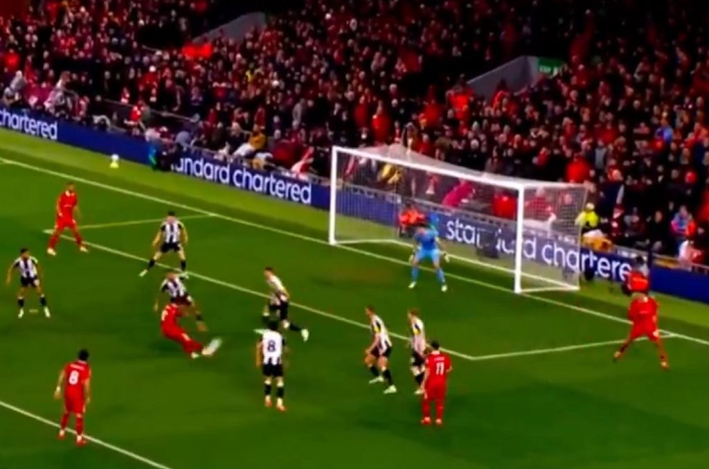 «Καθαρίζει» με ΜακΆλιστερ και… σερβιτόρο Σαλάχ η Λίβερπουλ! (vid)