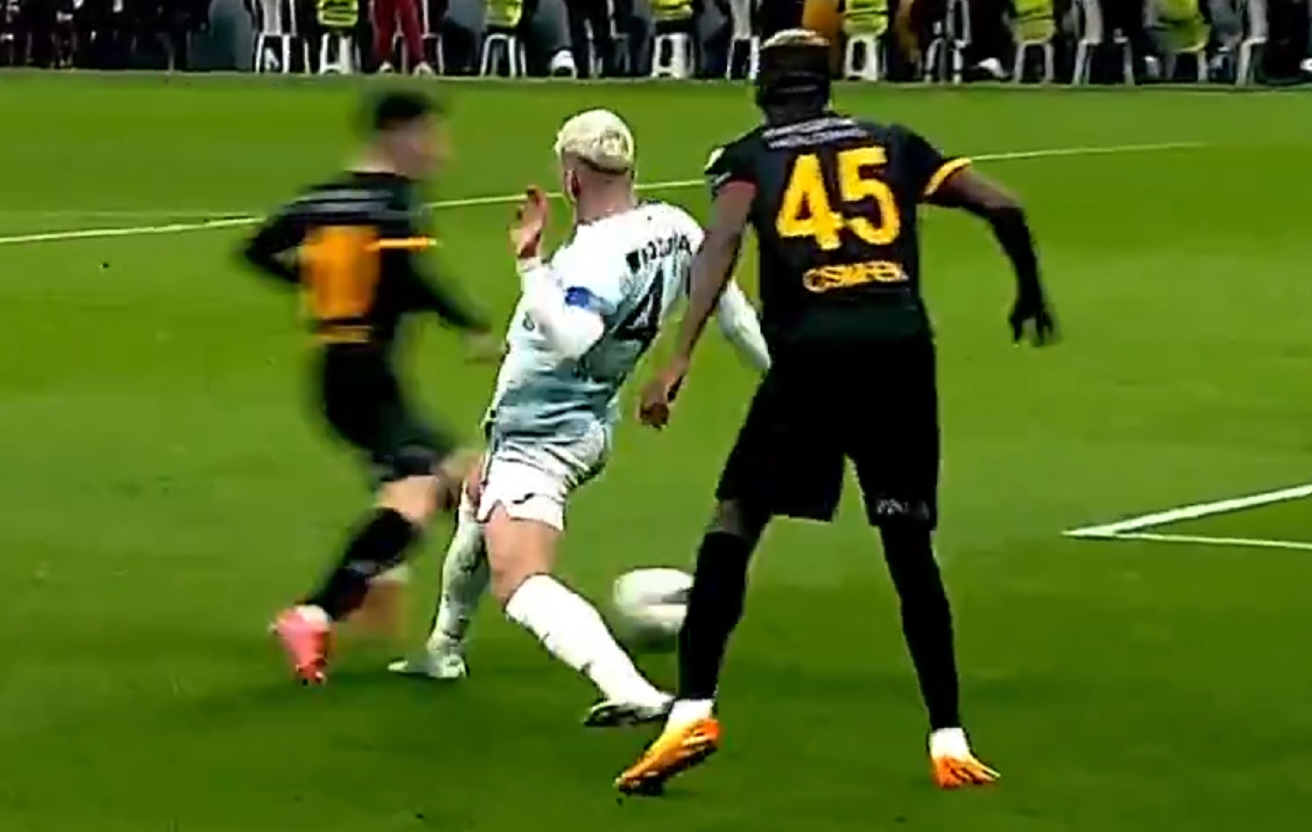 Ο μεγαλύτερος βουτηχτής βρίσκεται στο πρωτάθλημα της Τουρκίας (vids)