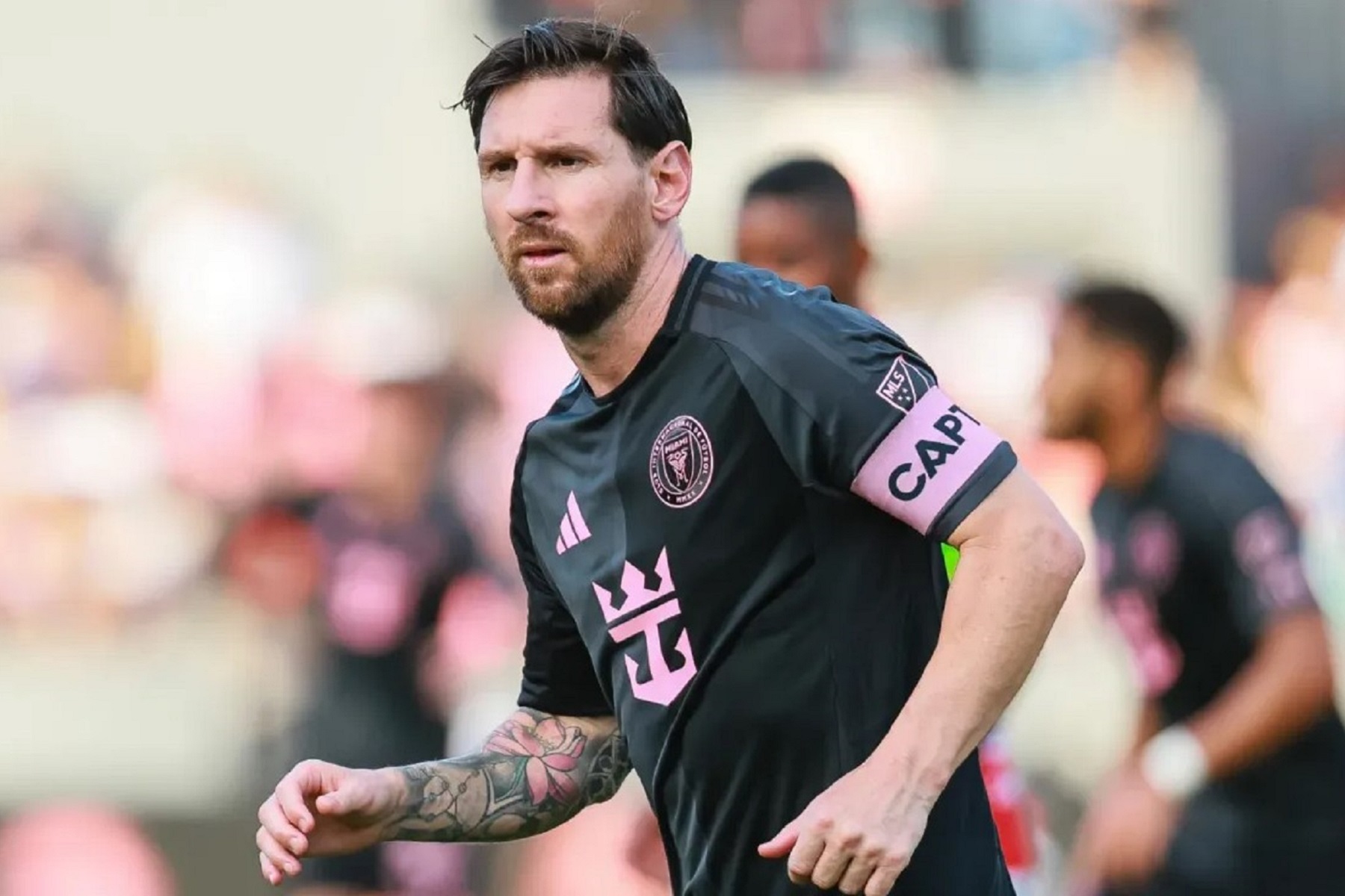 Αδιανόητο: Ακόμα και οι… αντίπαλοι κυνηγούν τον Μέσι για φωτογραφία! (pic)