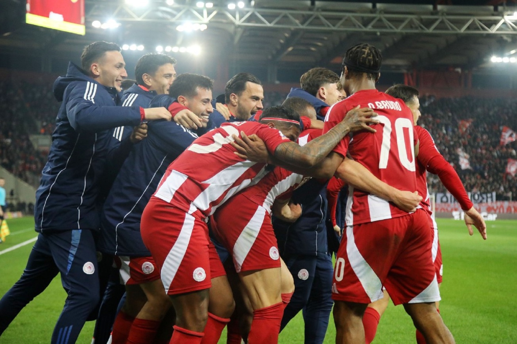 «Ερυθρόλευκο» πάρτι με εξάρα και… καλεσμένη την ΑΕΚ! (vid)