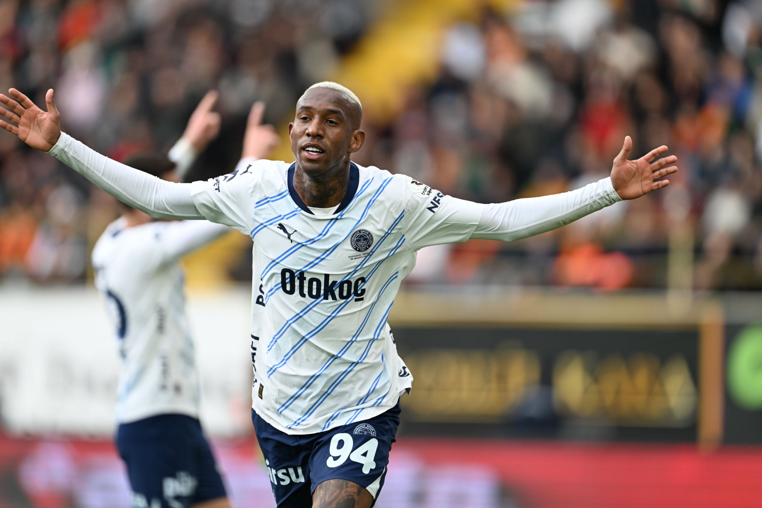 Φενέρμπαχτσε: Ο Ταλίσκα δέχθηκ μπουκάλι στο κεφάλι στην επιστροφή του στην Τουρκία (vid)