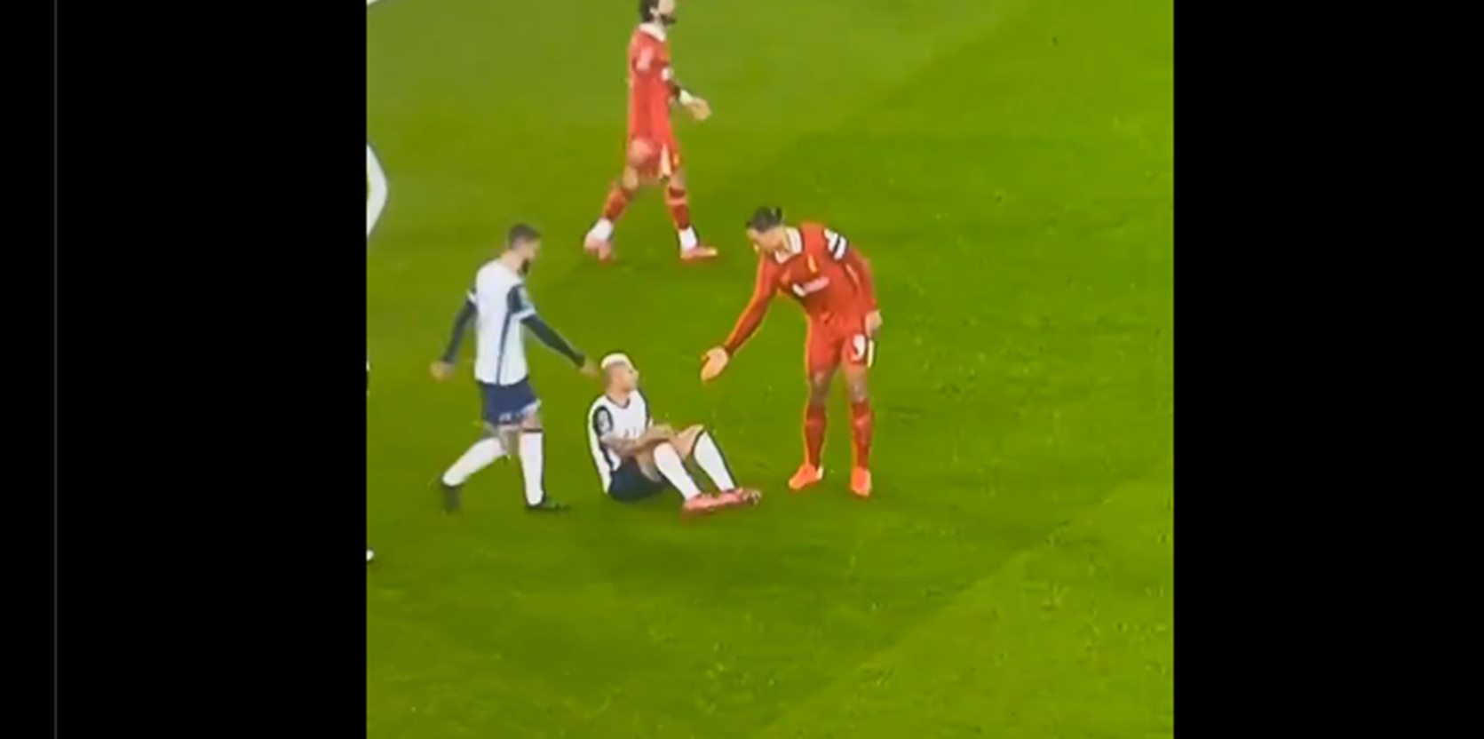 O Φαν Ντάικ… γλέντησε με τον πιο ΑΠΙΘΑΝΟ τρόπο τον Ριτσάρλισον! (vid)