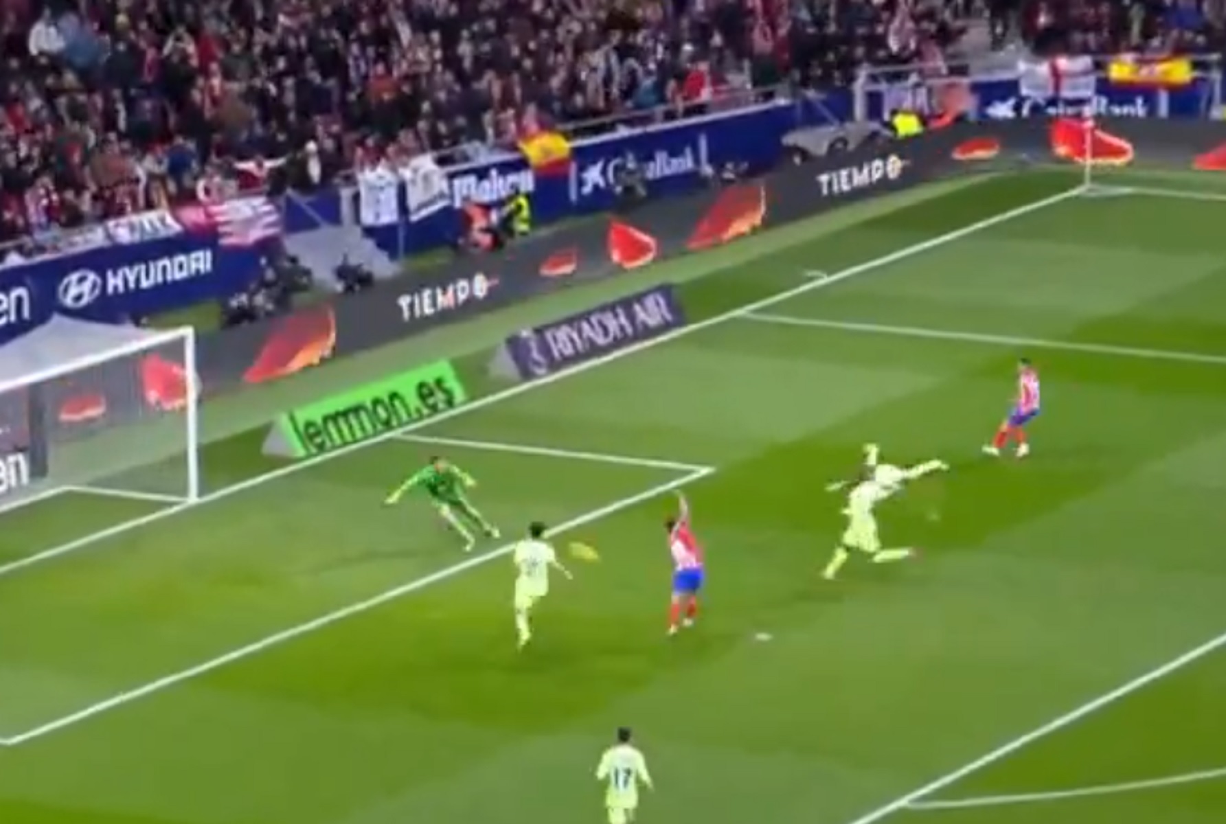 Ασταμάτητος ο «καυτός» Άλβαρεζ: Νέο θύμα του η Μπαρτσελόνα (vid)