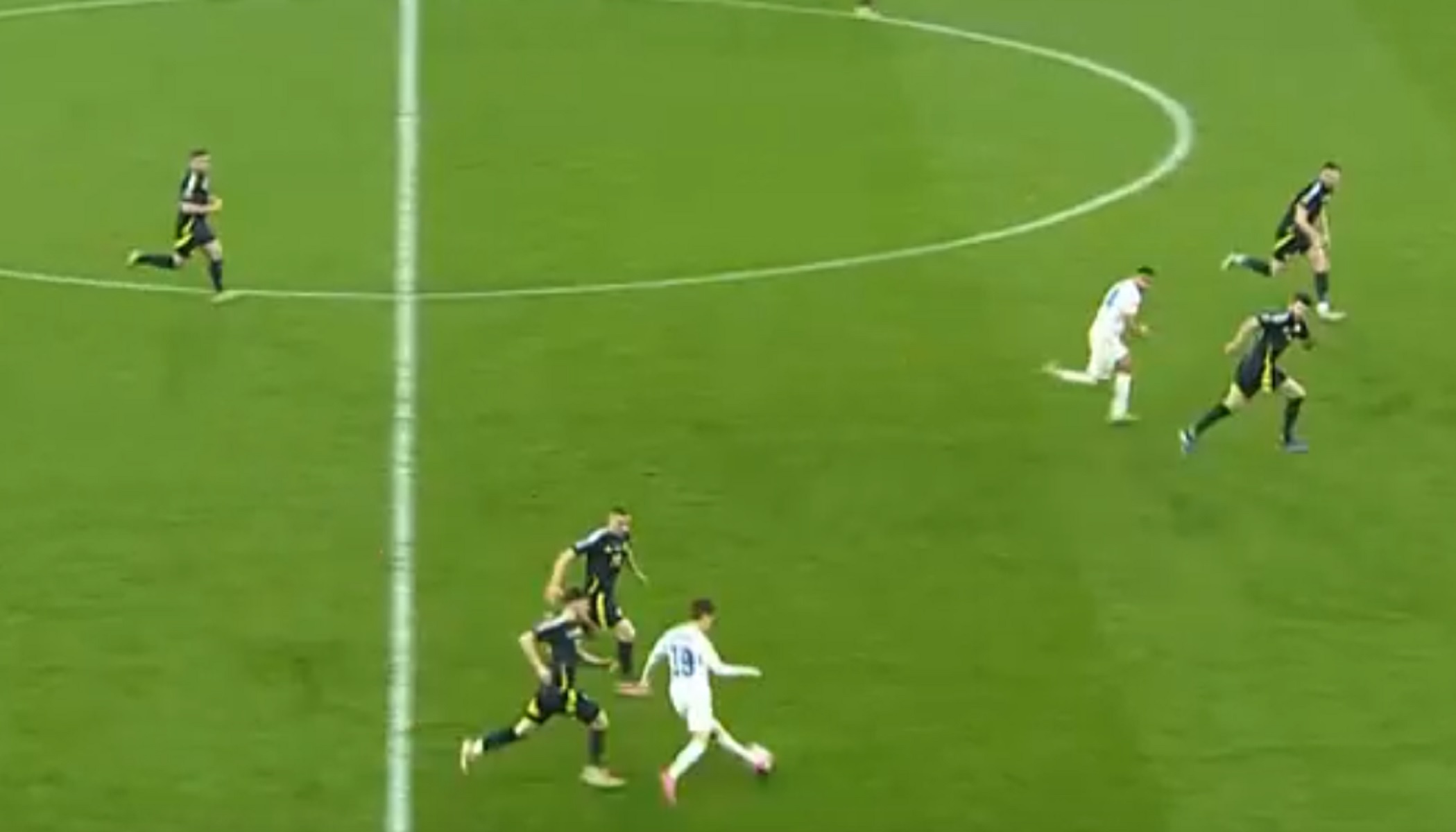 Ο Καρέτσας… λεηλατεί με ντριμπλάρες την άμυνα της Σκωτίας (vid)