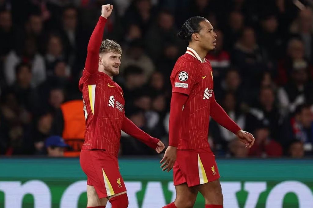 Έπεσε από τον Πύργο του Άιφελ και βρήκε και… πορτοφόλι η Λίβερπουλ! (vid)