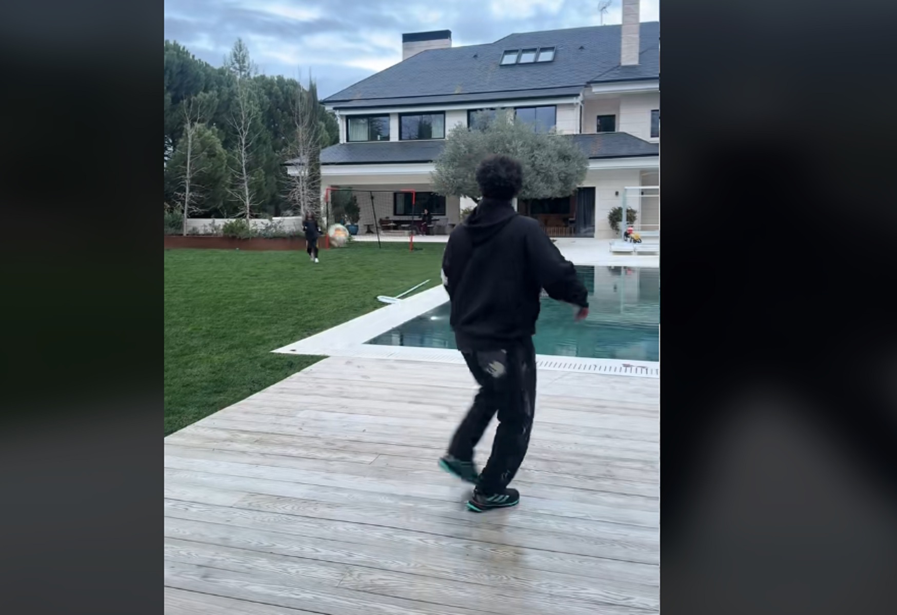 Κοντρόλ σκέτη μαγεία από τον Μαρσέλο στον κήπο του σπιτιού του (vid)