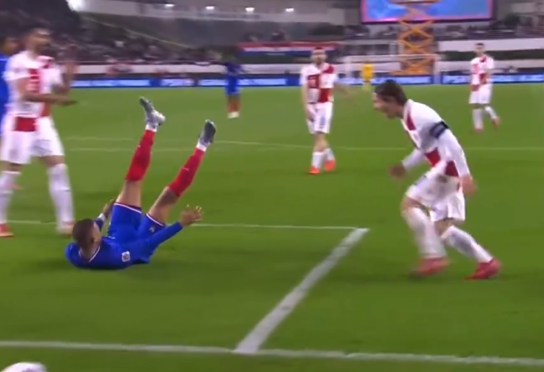 H «βουτιά» του Μπαπέ που έκανε τον πάντοτε ήρεμο Μόντριτς να εκραγεί (vid)