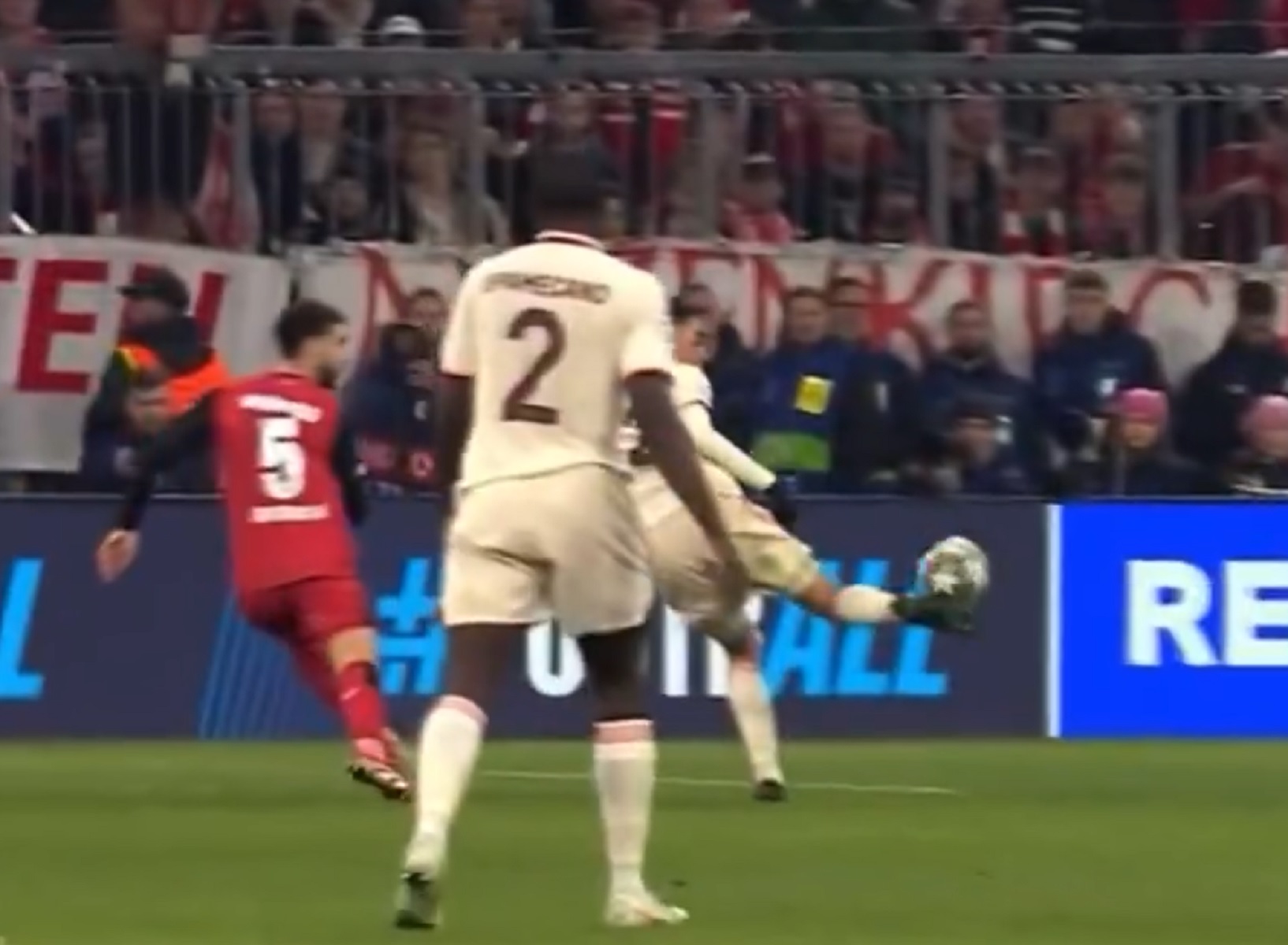 H «αλήτικη» έμπνευση του Μουσιάλα με θύμα τον Ερμόσο (vid)