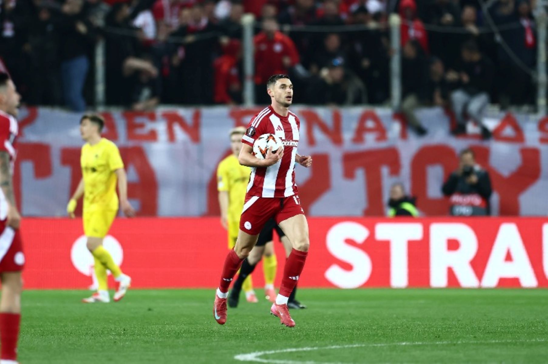 Σκόραρε ο Γιάρεμτσουκ, δίνει ζωή στον Ολυμπιακό (vid)