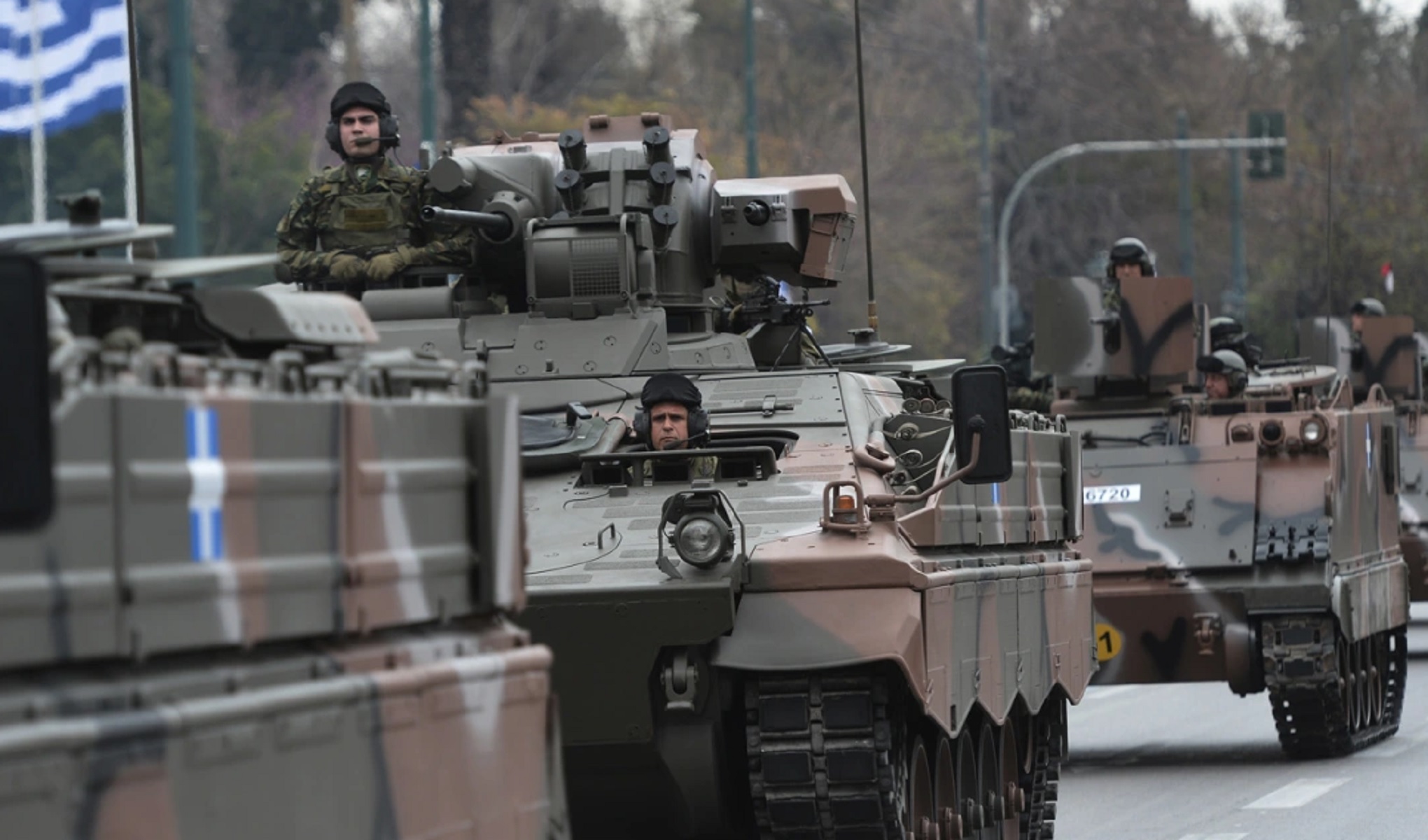 Στρατιωτική παρέλαση 25η Μαρτίου: Εντυπωσιακές εικόνες στο Σύνταγμα και στους αιθέρες (vids)