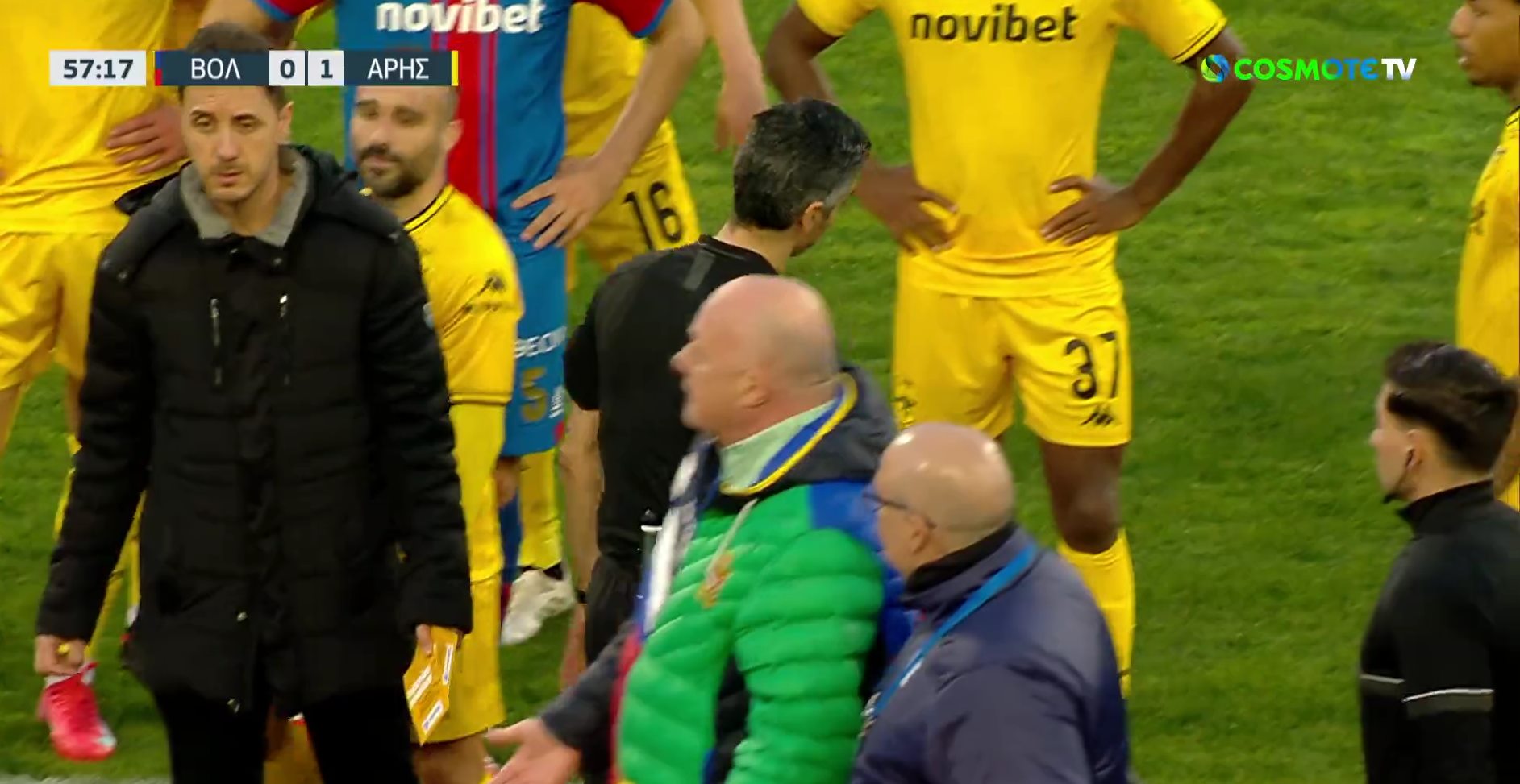 Εικόνες ντροπής στο Βόλος – Άρης: Μπήκε στον αγωνιστικό χώρο ο Μπέος και φώναζε! (vid)