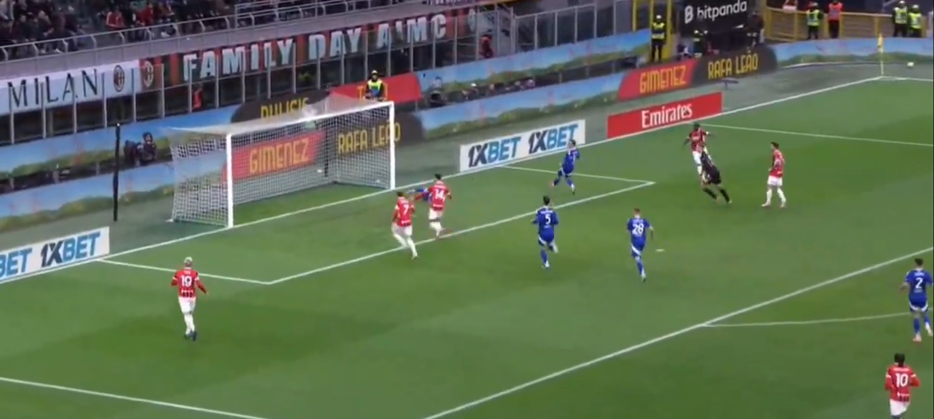 Αυτό ο παίκτης ΔΕΝ πρέπει να παίζει στη Μίλαν: Έχασε το πιο εύκολο γκολ που υπάρχει! (vid)