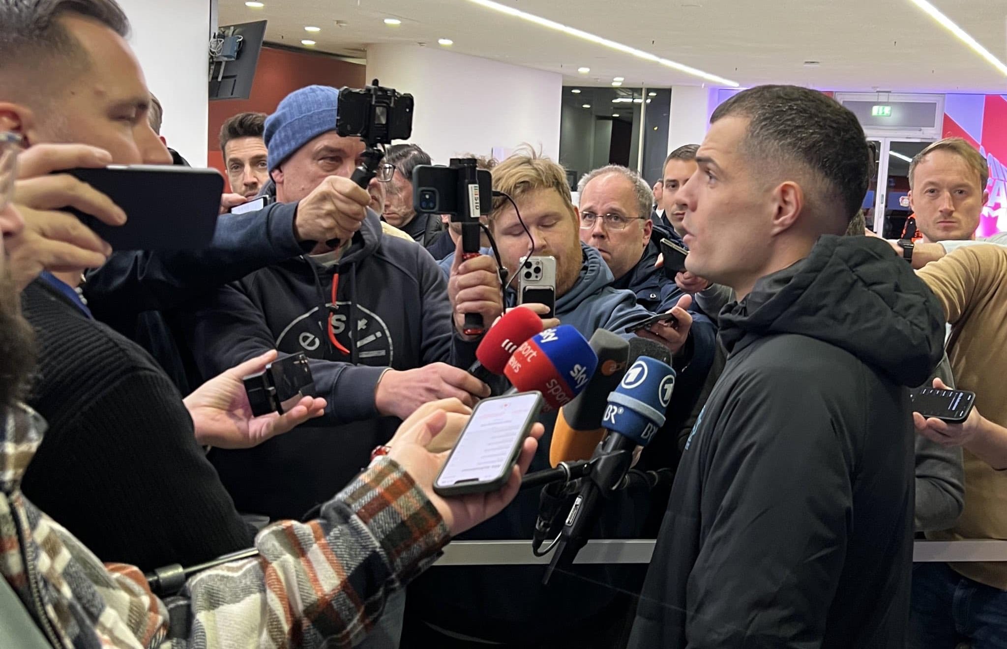 Έξαλλος, όπως ποτέ ξανά ο Τζάκα: Τα έβαλε με ΠΑΣΙΓΝΩΣΤΟ Άγγλο διαιτητή!