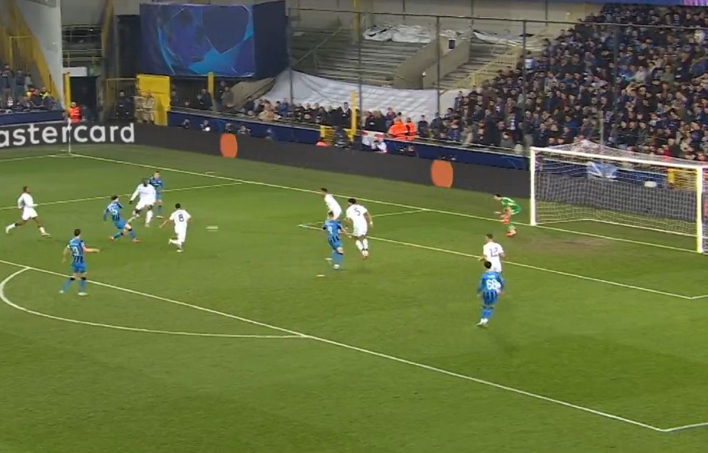 Τζόλης… σερβιτόρος και η Μπριζ δίνει «μάχη» με την Βίλα! (vid)