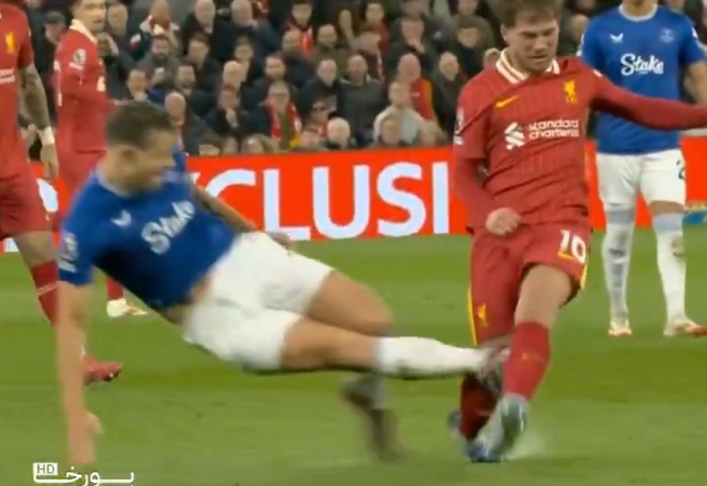 Λίβερπουλ – Έβερτον: Ο Ταρκόφσκι πήγε να διαλύσει τα πόδια του ΜακΆλιστερ (vid)