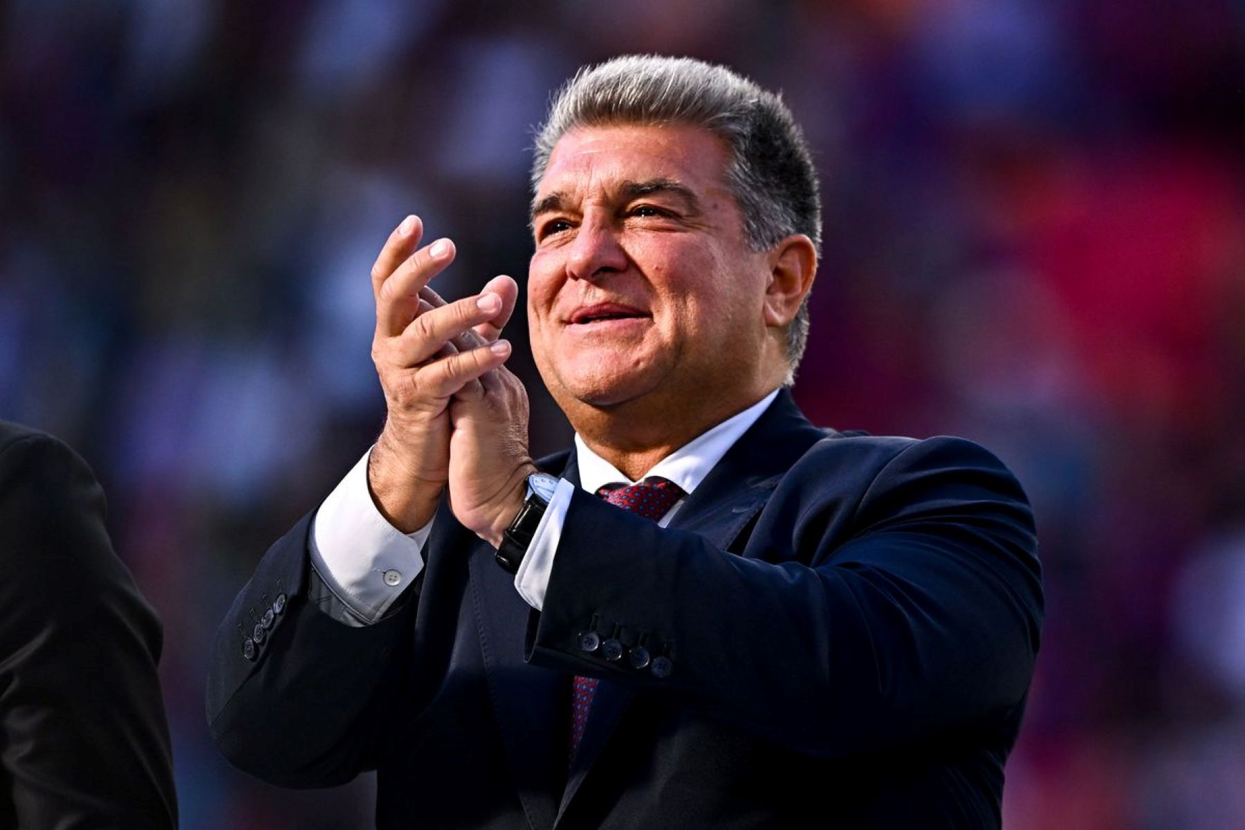 Το τερμάτισε ο Λαπόρτα: Ξάπλωσε στο γρασίδι του νέου Καμπ Νου (pic)