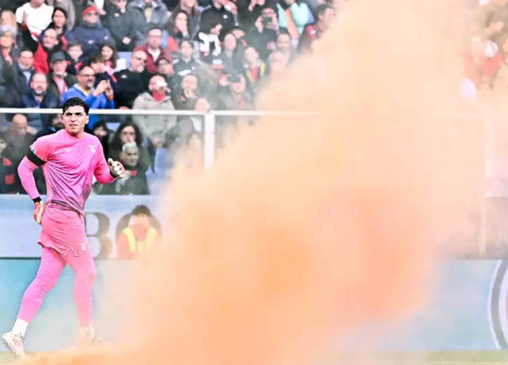 Δεν… μάσησε ο Μανδάς στη Γένοβα – Δέχθηκε καπνογόνο στην πλάτη