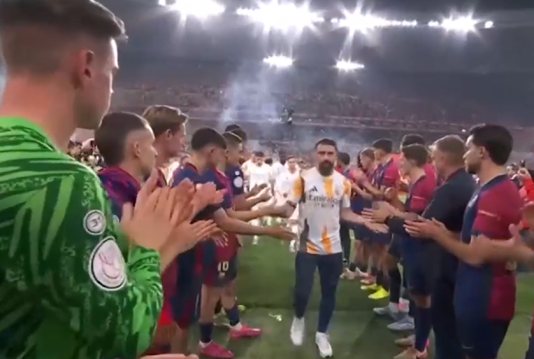 Μπαρτσελόνα – Ρεάλ Μαδρίτης: Το ιπποτικό pasillo των νικητών στους ηττημένους (vid)