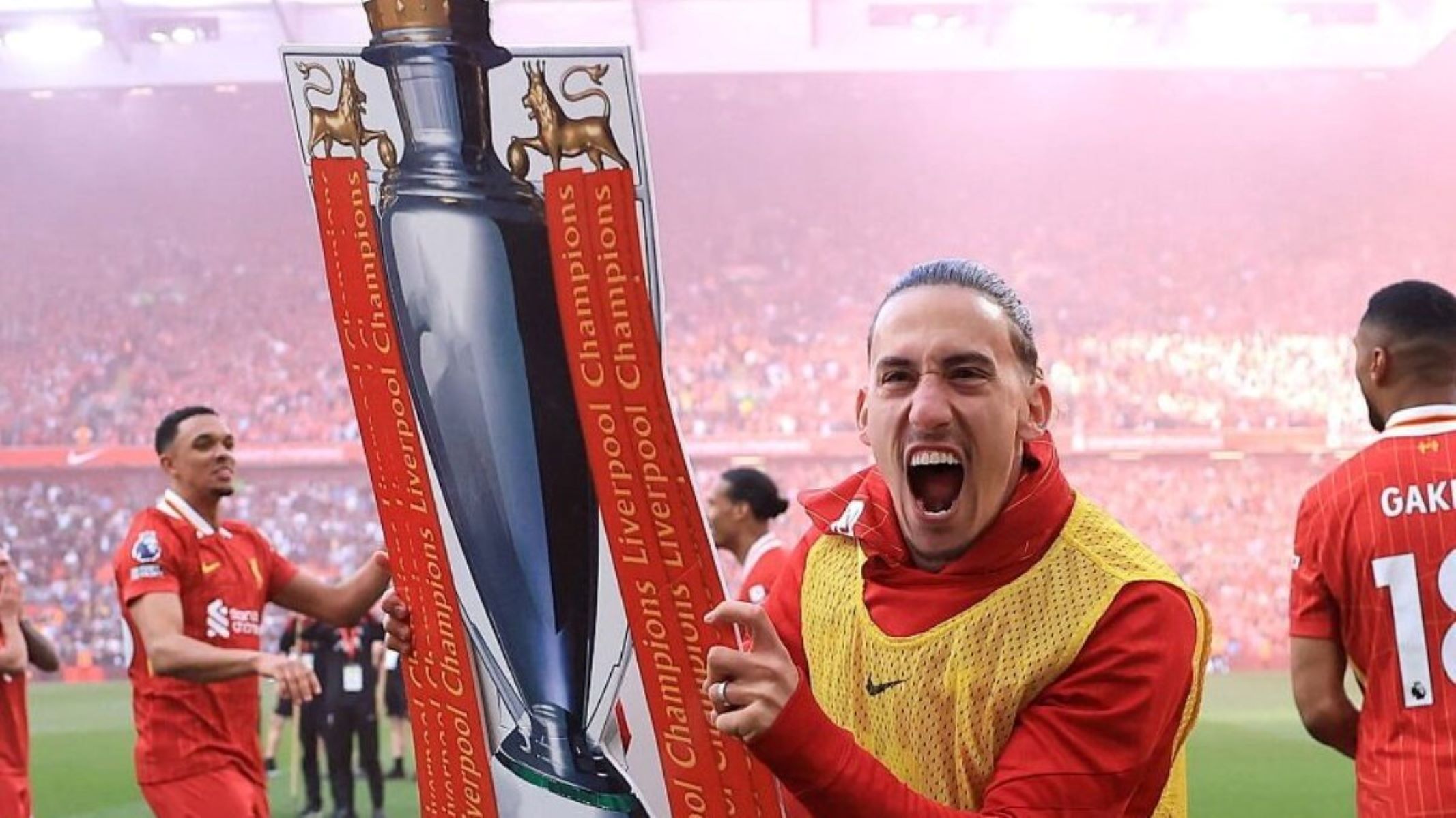 Η ανάρτηση του πρωταθλητή με τη Λίβερπουλ, Κώστα Τσιμίκα με… χαλί τραγούδι του ΛΕΞ