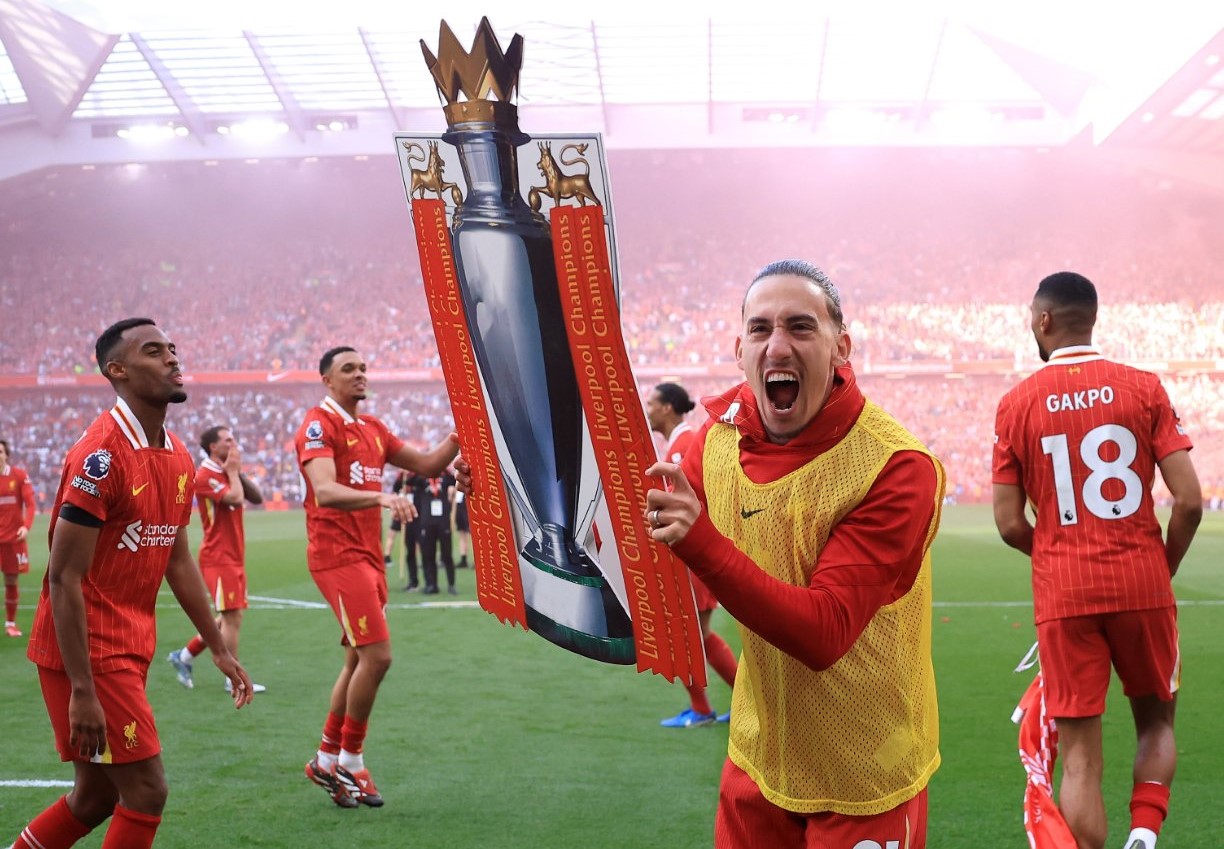 Τσιμίκας: Πανηγυρισμός… ΕΠΟΣ – Σήκωσε το «χάρτινο» τρόπαιο (vid)