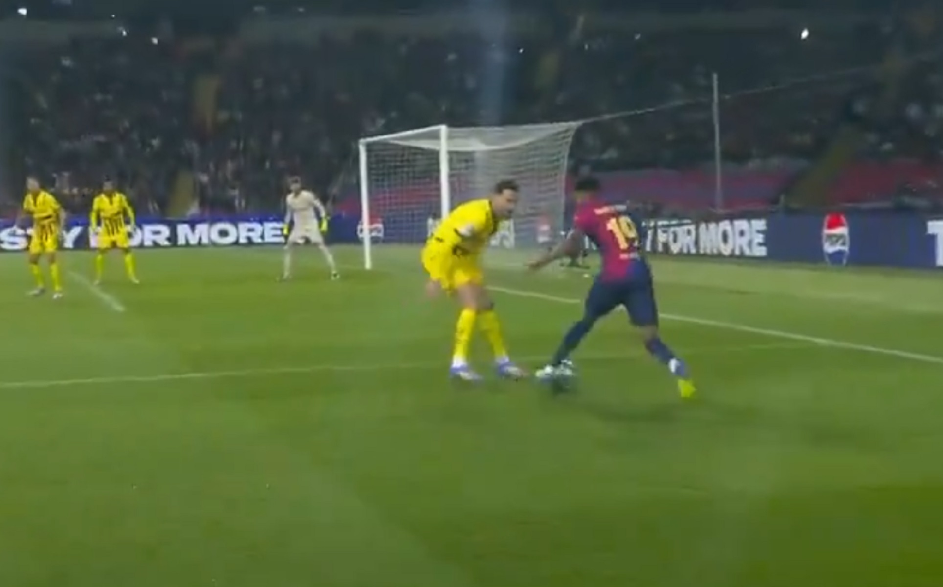 Ο Γιαμάλ μοίρασε… σακούλες με ντρίμπλα Ροναλντίνιο (vid)