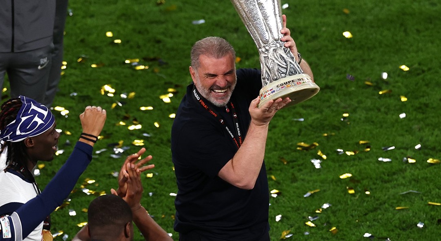 Ο Ποστέκογλου έδειξε τι θα πει ελληνική καρδιά: Πήγε σε ΟΛΟΥΣ τους παίκτες της Γιουνάιτεντ! (vid)