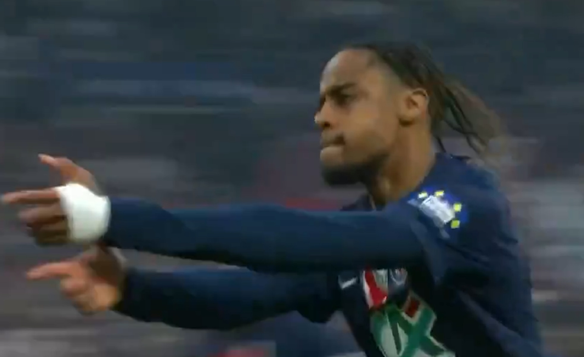 O Μπαρκολά διαλύει μόνος του τη Ρεμς – Αγκαλιά με την κούπα η Παρί (vid)