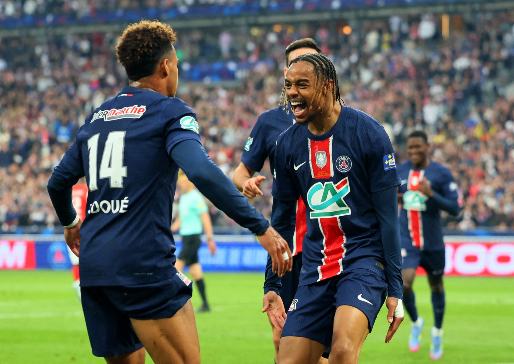 Παίζει… μόνη της στη Γαλλία – Σήκωσε το Κύπελλο η Παρί Σεν Ζερμέν (vid)