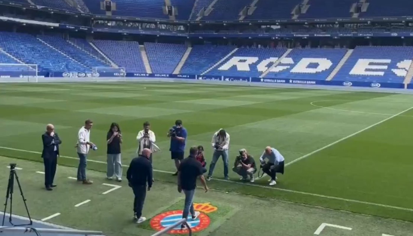 Φλικ: Τραγική ενέργεια – Πάτησε το έμβλημα της μεγάλης αντιπάλου (vid)