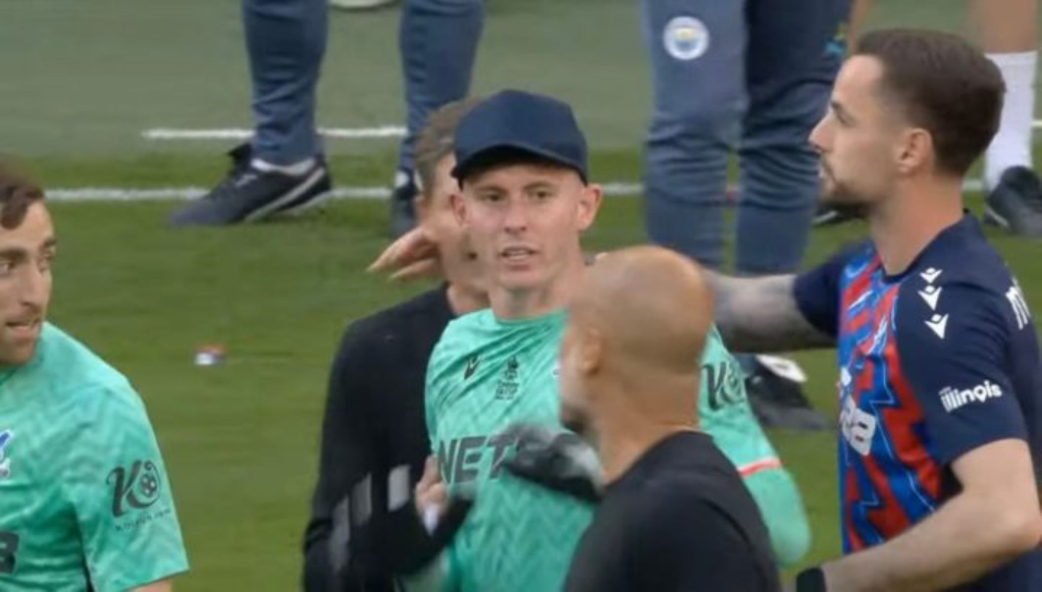 Έξαλλος ο Γκουαρντιόλα: Δεν έδωσε το χέρι στον Χέντερσον – Τον κορόιδευε ο παίκτης (vid)