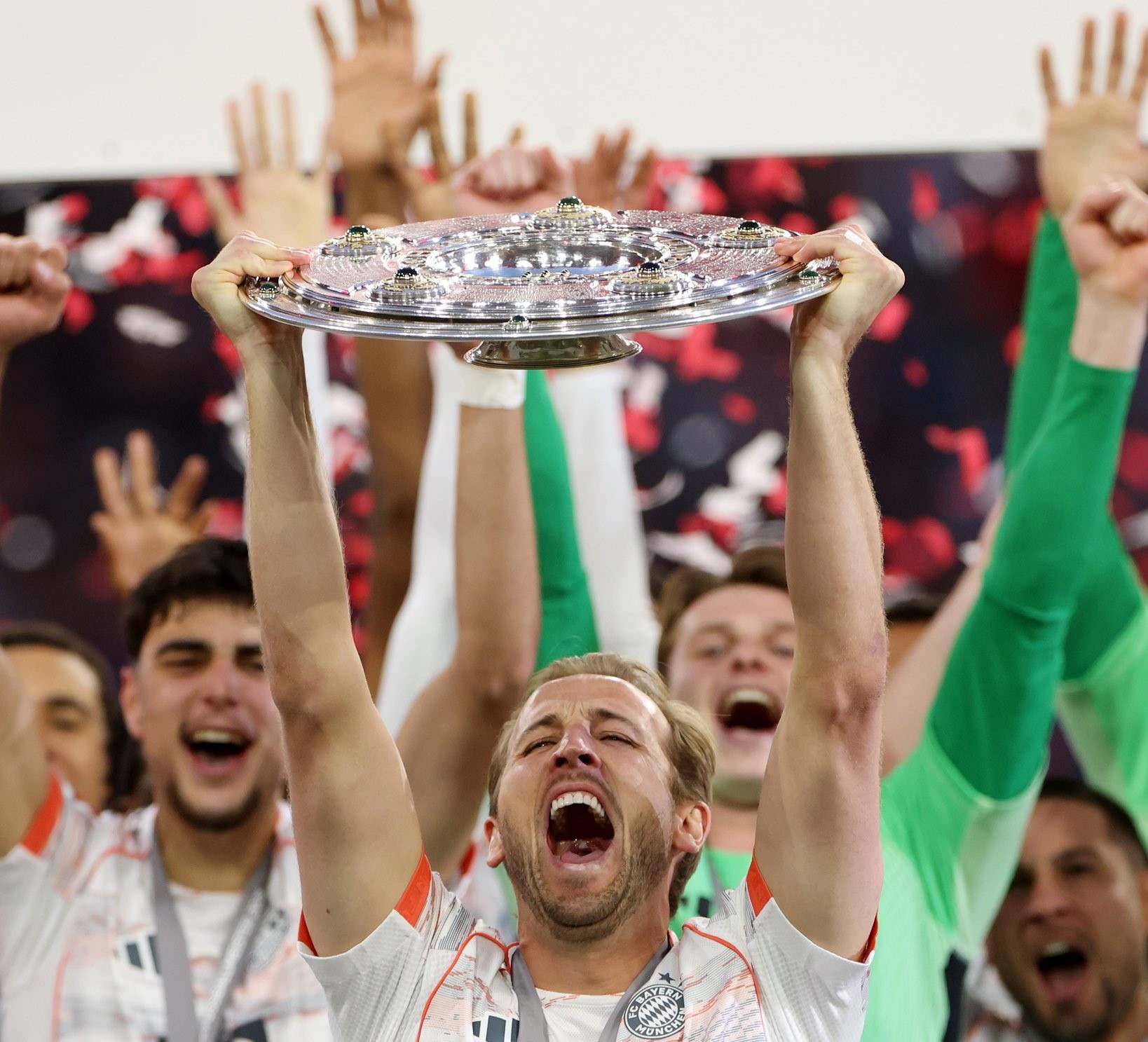 Κέιν «μέθυσες» – Τρελάθηκε και λούστηκε με μπίρες σπάζοντας την… κατάρα (vid)