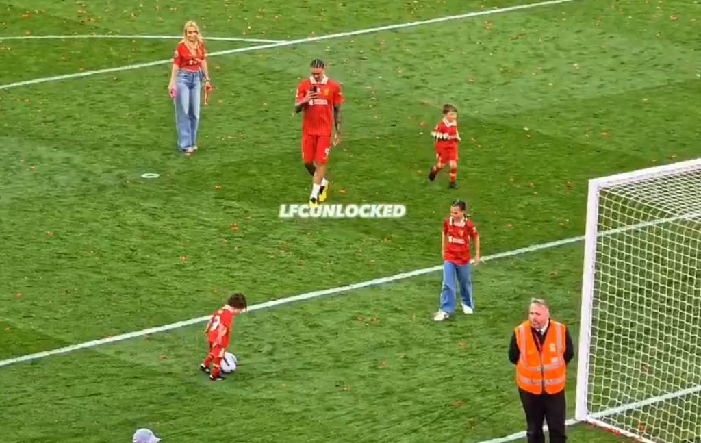 Ο Νούνιες γελάει με το γλίστρημα του παιδιού του (vid)