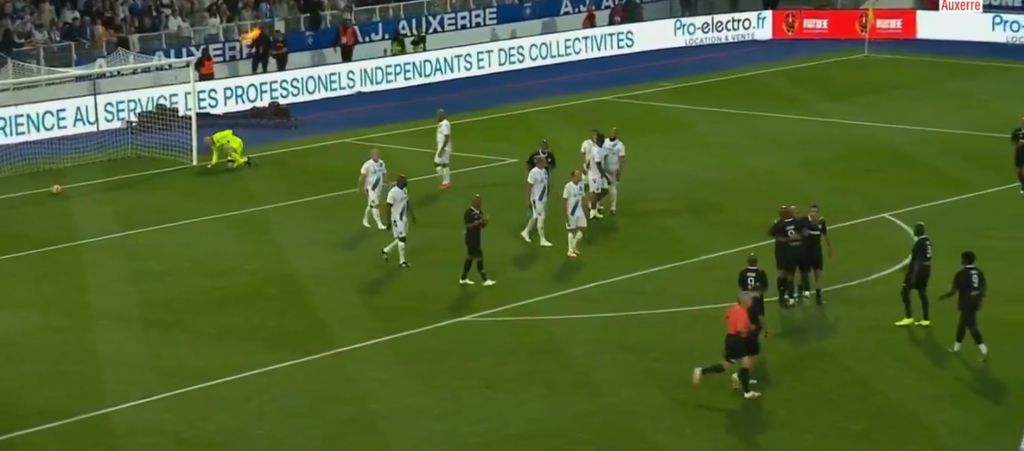 Ο Ανρί ακόμα το… έχει: Απίθανη ΦΑΟΥΛΑΡΑ από τον θρύλο της Άρσεναλ! (vid)