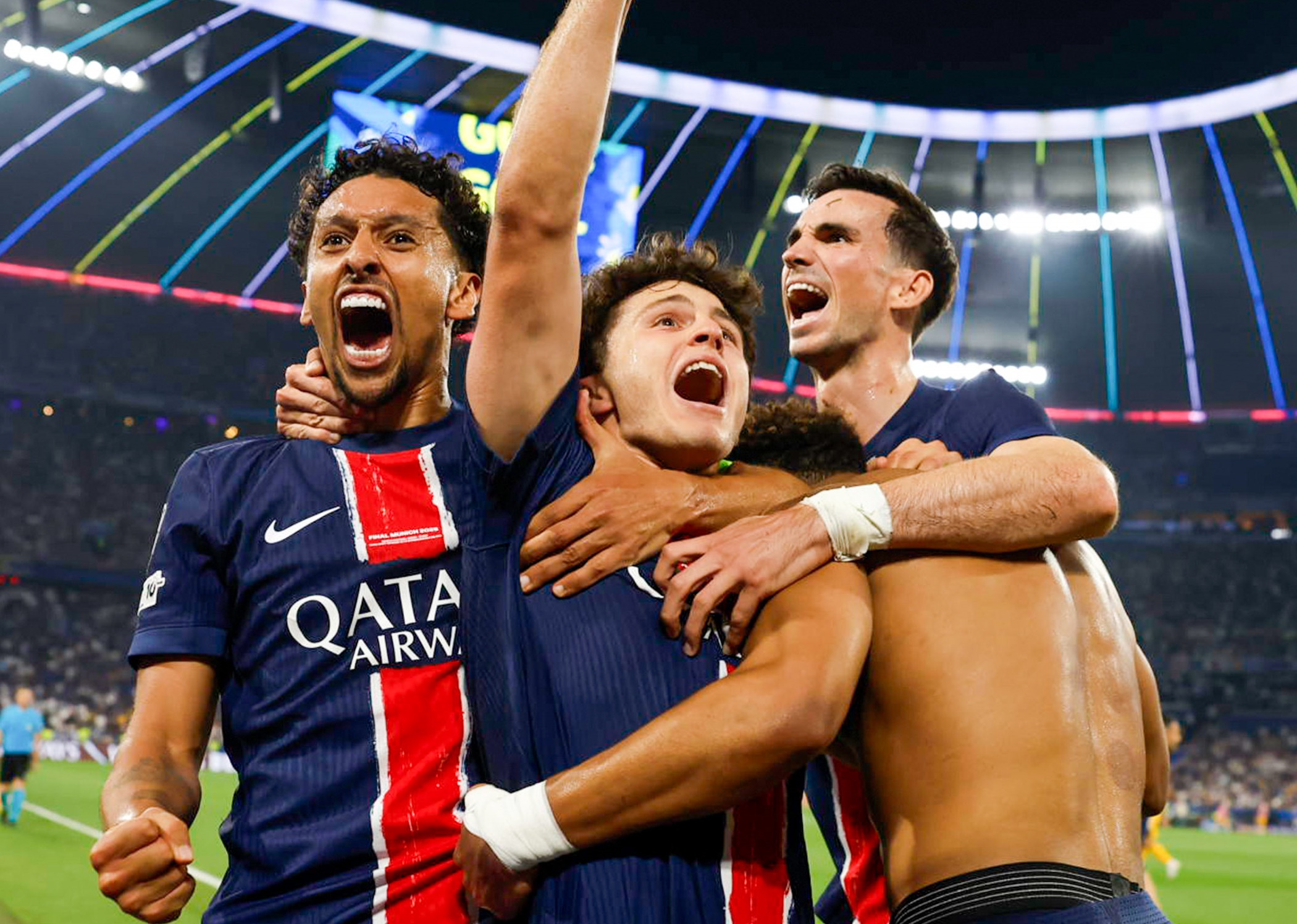 Η Παρί και τα αστέρια της λάμπουν και… ράβουν! (vid)