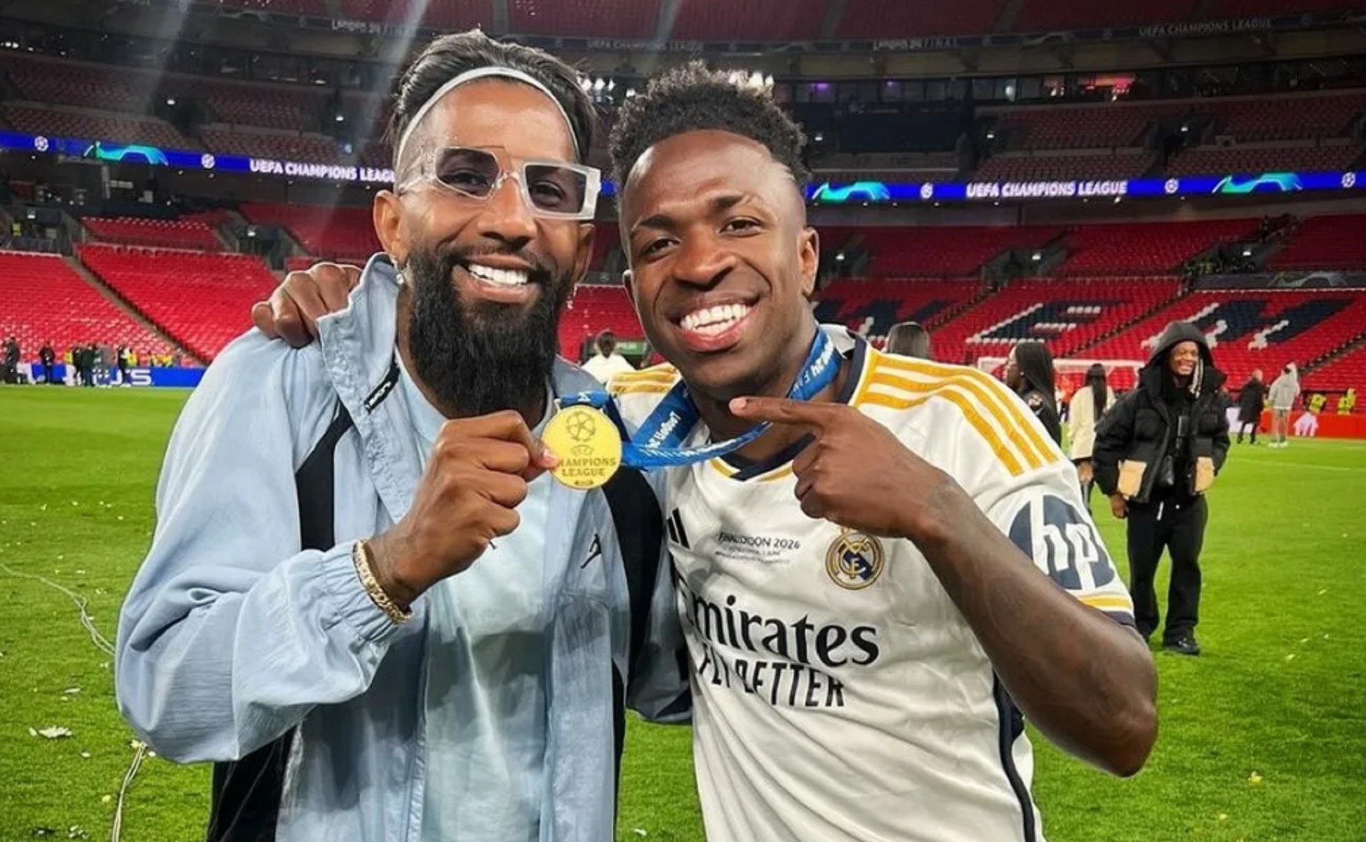 Η υπογεγραμμένη φανέλα του Βινίσιους στα χέρια του Ροντινέι (pic)