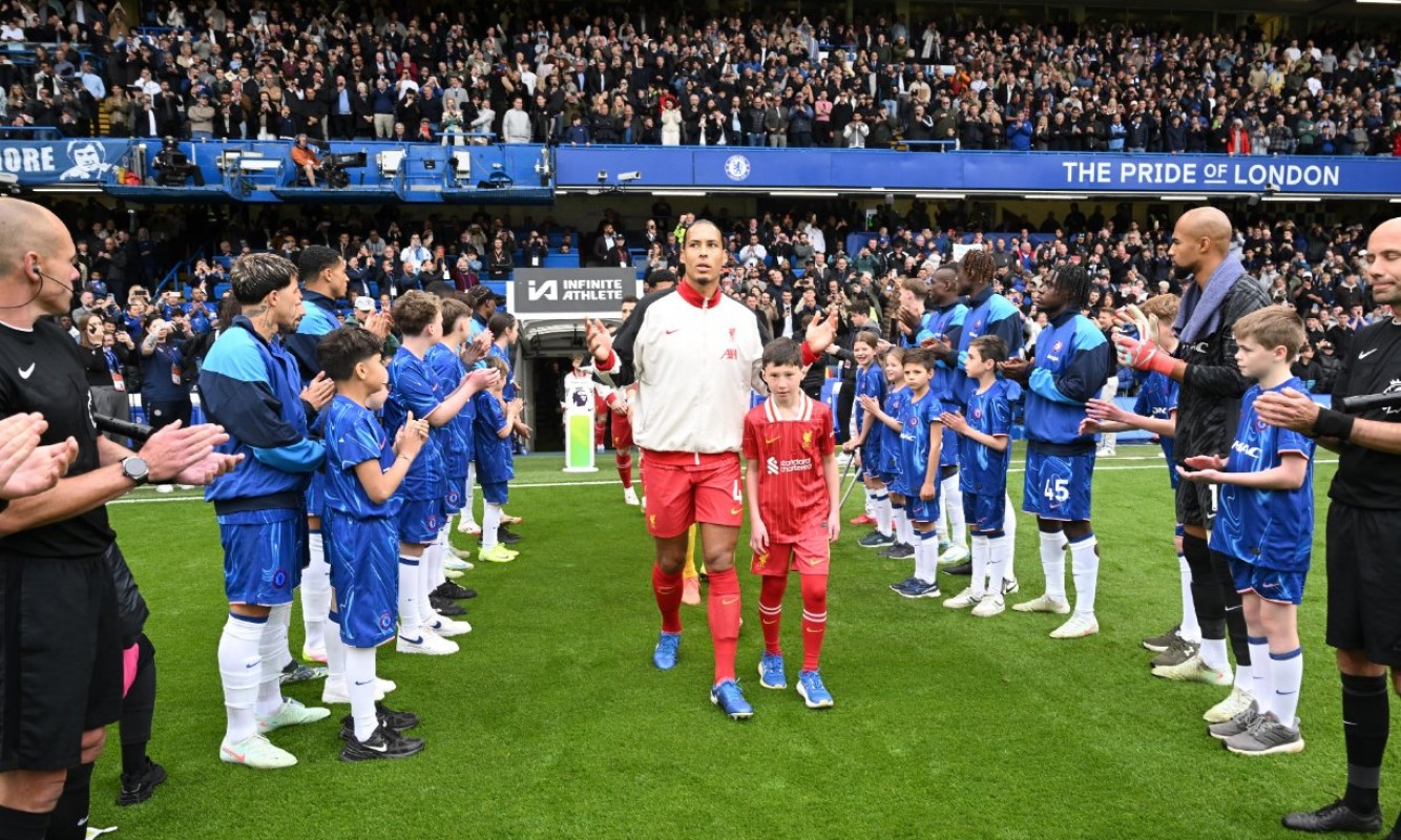Συγκλονιστική στιγμή – Η Τσέλσι τίμησε την πρωταθλήτρια Λίβερπουλ (vid)