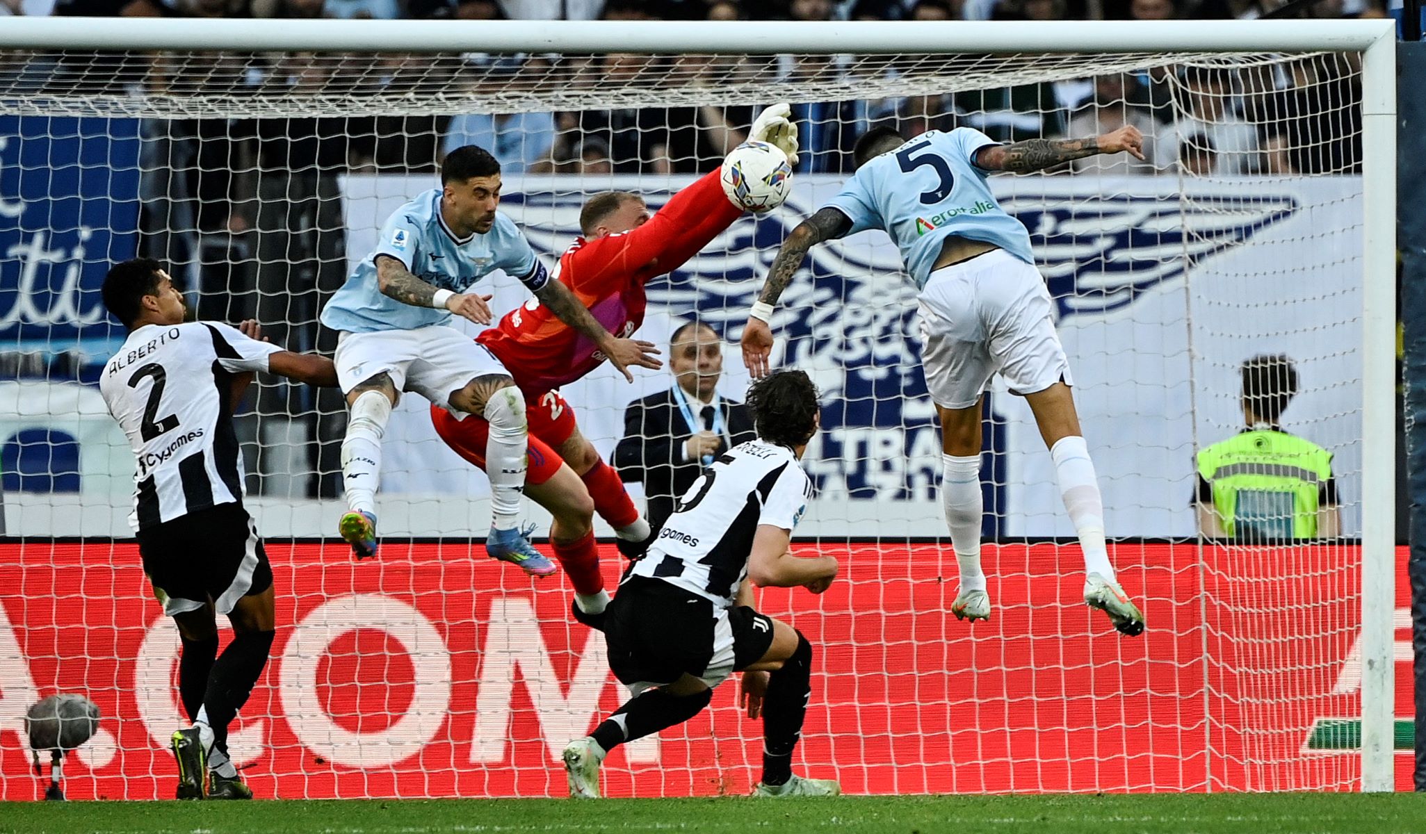 O Βεσίνο «πάγωσε» τη Γιουβέντους, κράτησε… ζεστό το Champions League (vid)