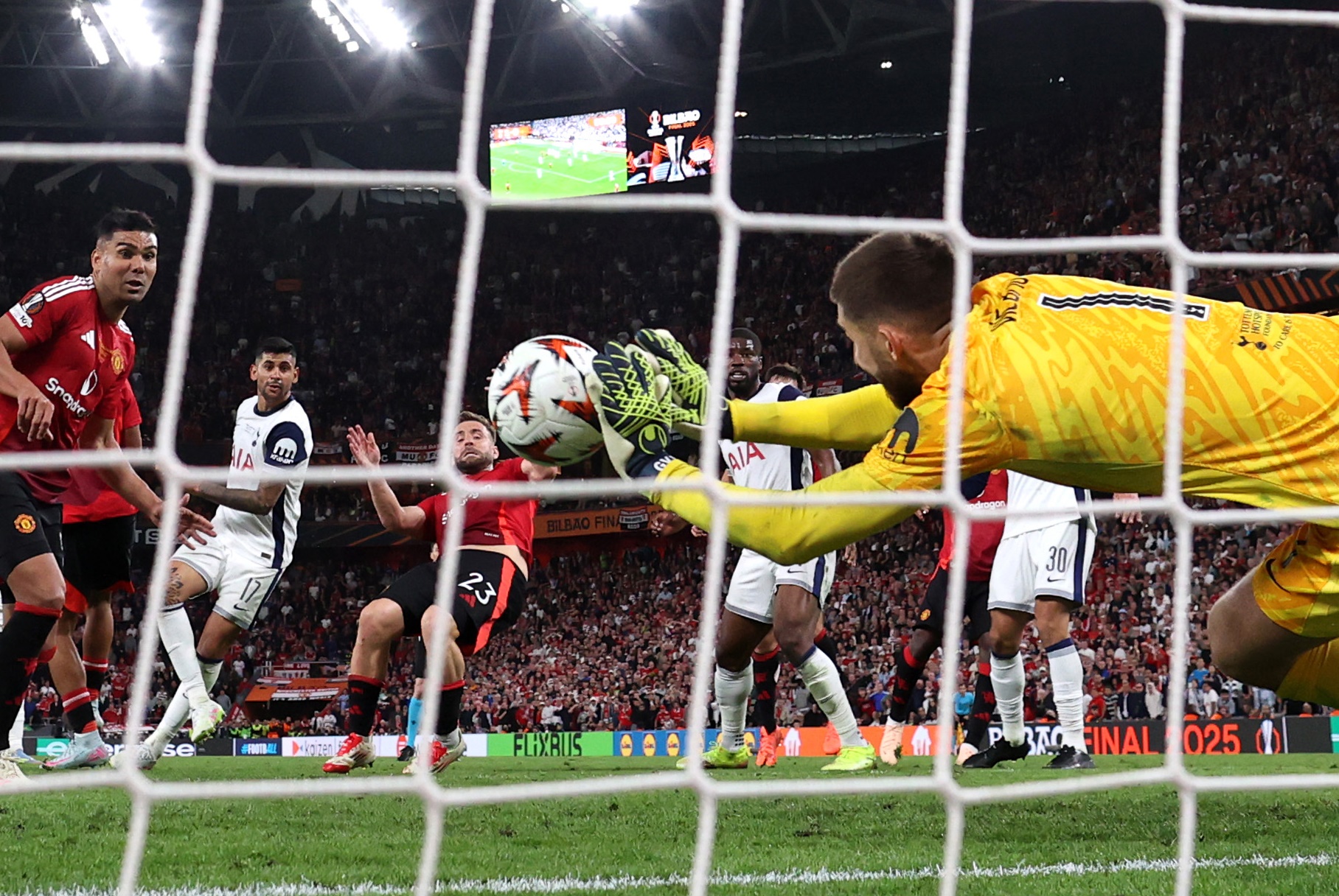 Γκουγκλιέμο Βικάριο: ΟΛΕΣ οι επεμβάσεις του που θύμισαν κάτι από prime Μπουφόν! (vids)