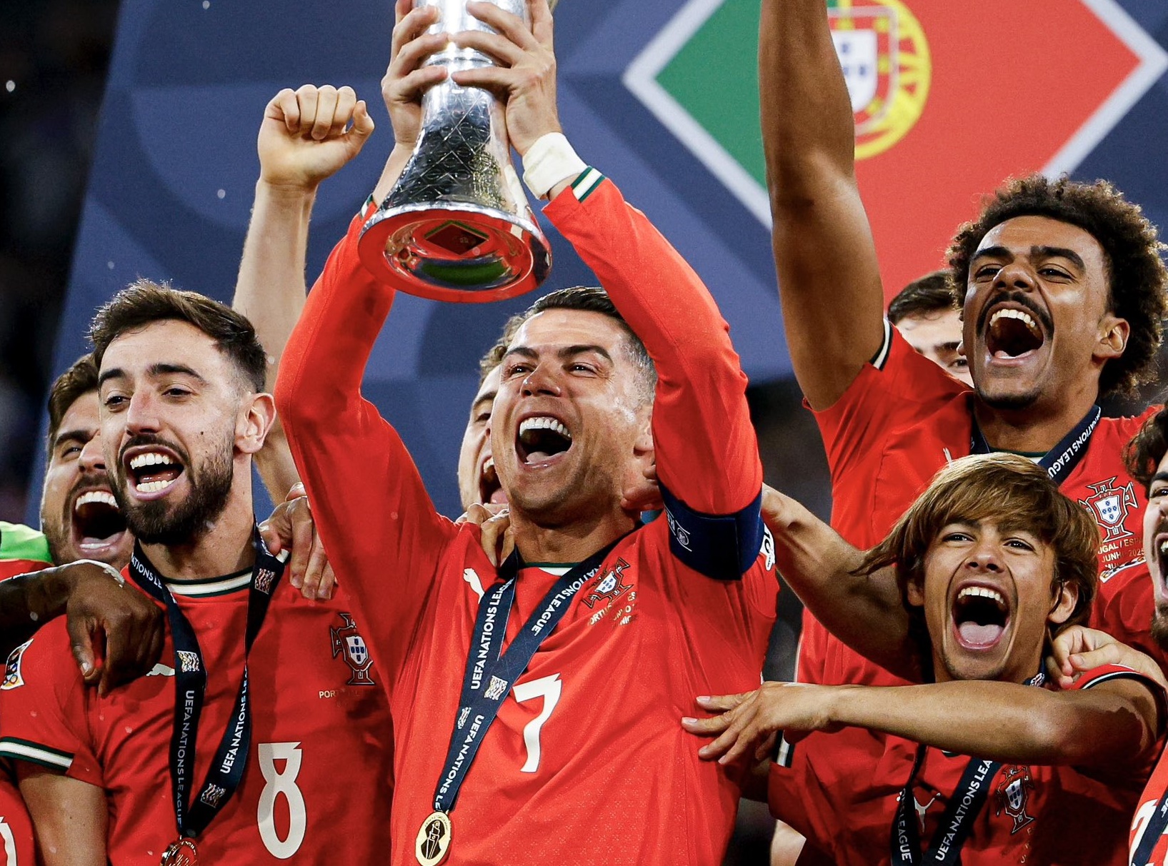 Οι δημοσιογράφοι έπεσαν στον Κριστιάνο σαν τα «κοράκια»: Όλοι πάνω του για μία δήλωση! (pic)