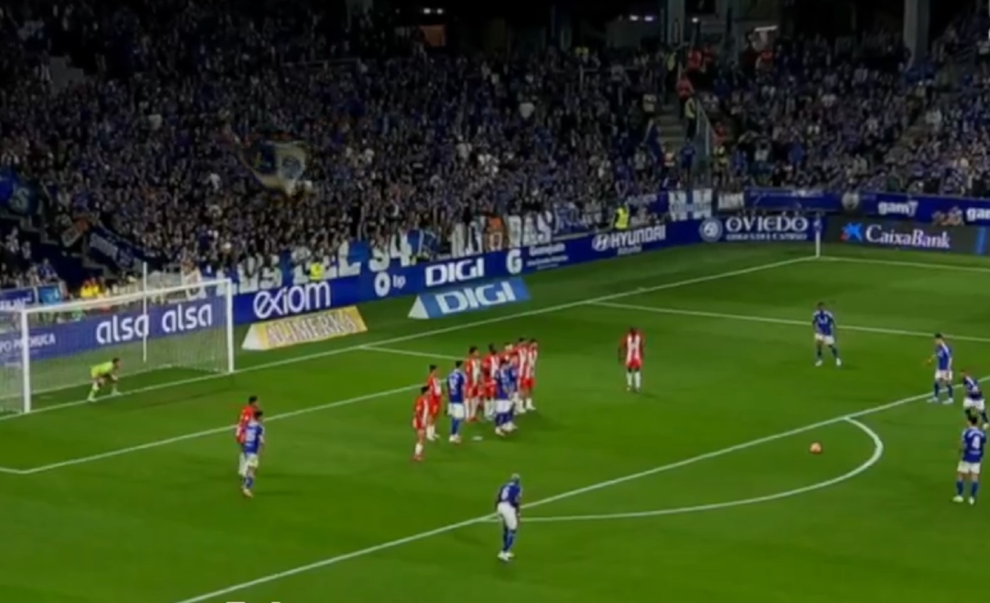 Ο 40χρονος Καθόρλα σπρώχνει με απευθείας φάουλ την Οβιέδο στη La Liga (vid)