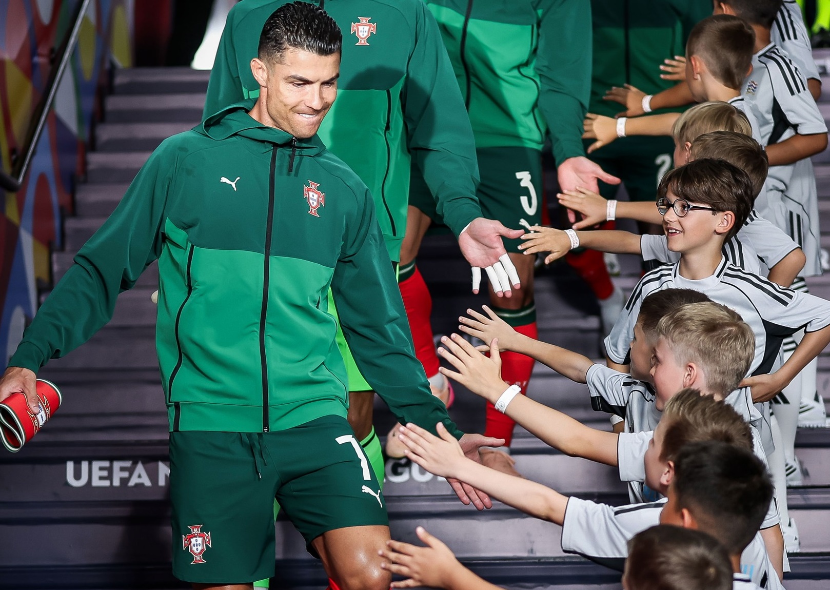 Κριστιάνο, είσαι το ΑΠΟΛΥΤΟ είδωλο: Οι πιτσιρικάδες κάνουν ουρά για χάρη του! (pics)